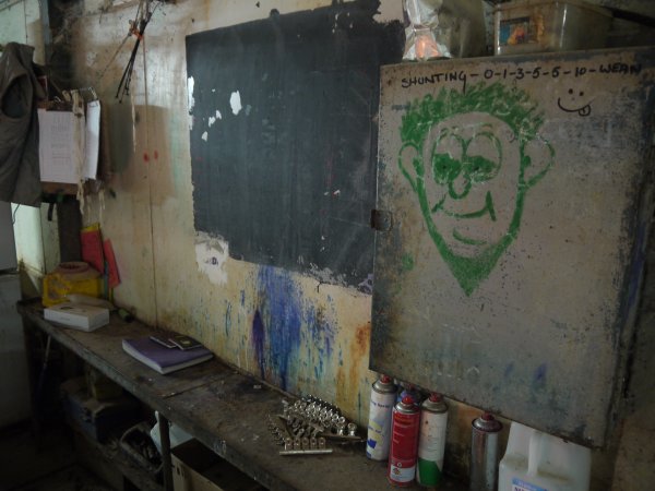 Farrowing crate shed