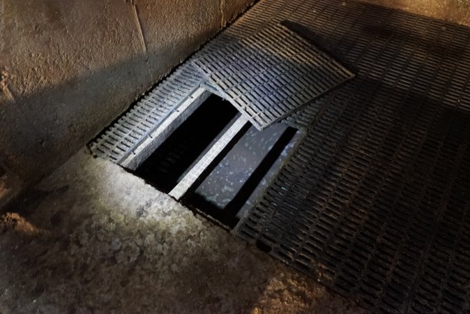 Grate floor open