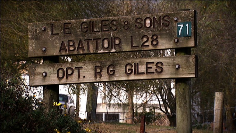 Sign: 'LE Giles & Sons Abattoir L28'