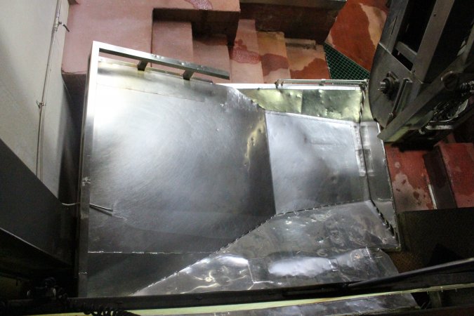 Table where pigs are tipped out from gas chamber