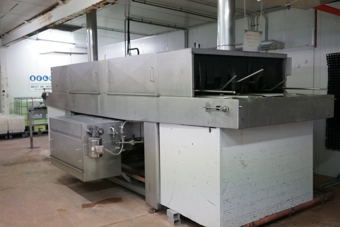 Tray cleaning machine