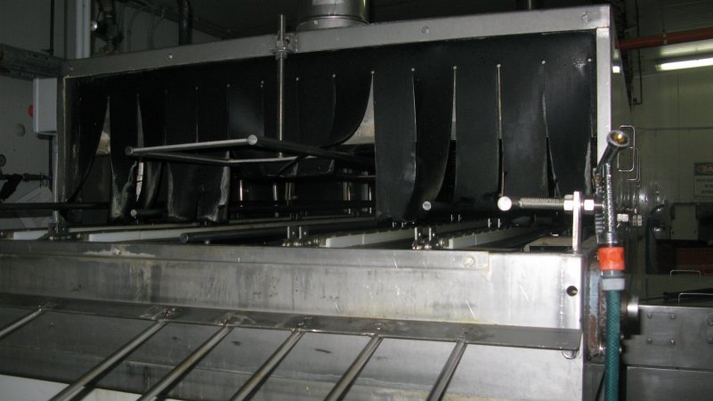 Tray cleaning machine