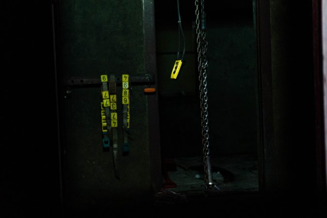Chain hanging in kill room