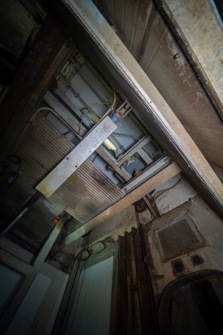 Maintenance ceiling inside gas chamber