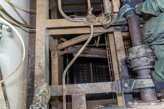 Gondolas in the gas chamber from maintenance ceiling