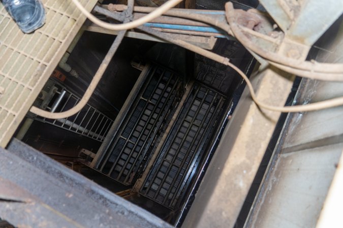 Gondolas in the gas chamber from maintenance ceiling