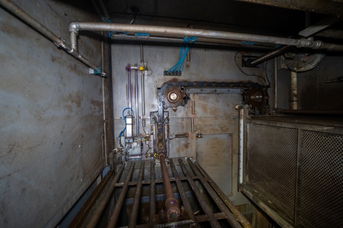 Cogs and gears inside the gas chamber