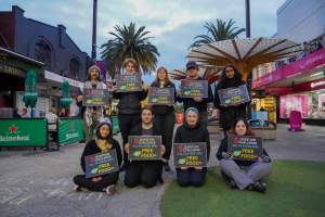 5 Question Challenge: Dominion Outreach Melbourne: 15 June 2025 - Animal rights activists participating in a street outreach event in St Kilda, Victoria, Australia. Some volunteers hold placards inviting pedestrians to answer 5 questions in exchange for a vegan treat. Others hold TVs showing footage from Farm Transparency Project’s dairy investigations. Together, they bring awareness to the hidden reality of what happens to cows, calves, and bulls in the Australian dairy industry. - Captured at VIC.